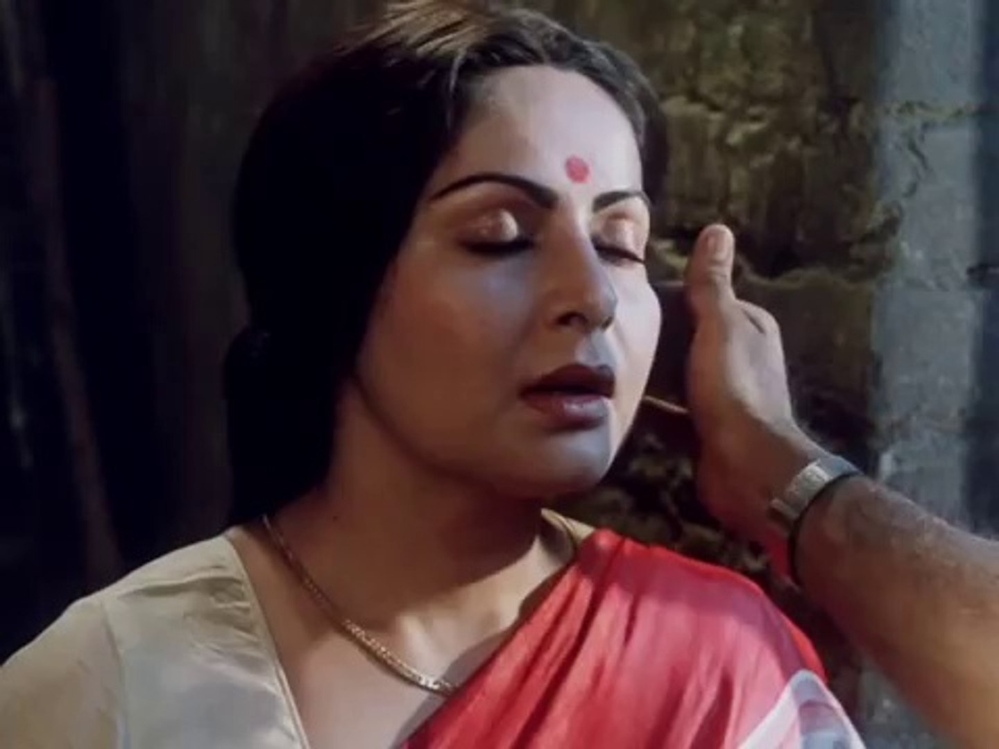 Breaking News Dailymotion of Paroma & Rahul Beautiful Kissing Scene -  Aparna Sens Paroma movie deals with the Good Beautiful Extra-marital Life  of a creative but Lonely Indian Housewife- Classic ...