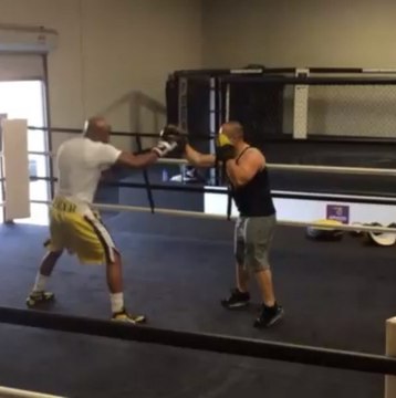 Com luta confirmada, Anderson Silva treina forte