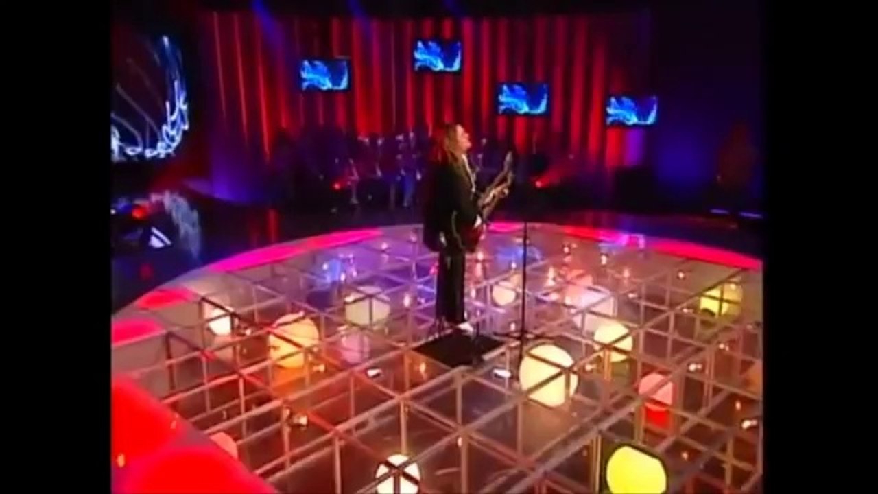 russo tocando no programa astros