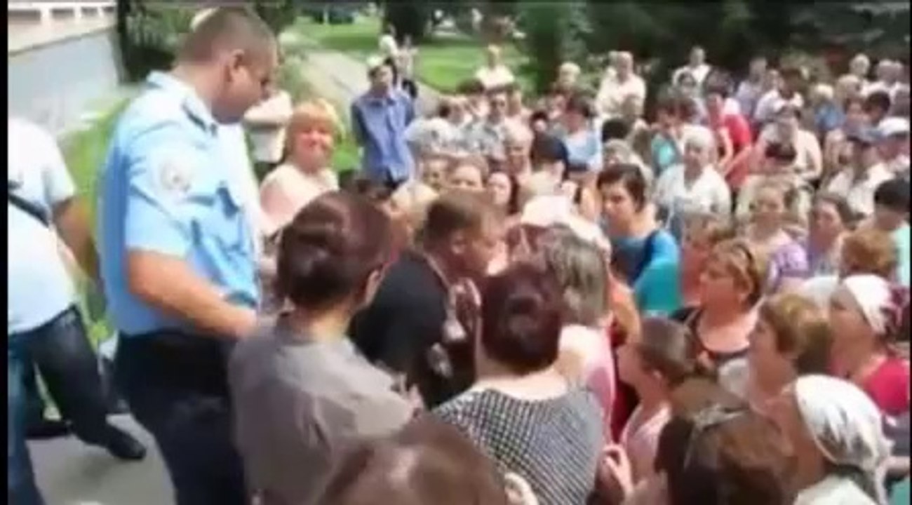 Депутат-националист Иван Пападюк получил по морде на митинге в Новоселице. 30.07.2014