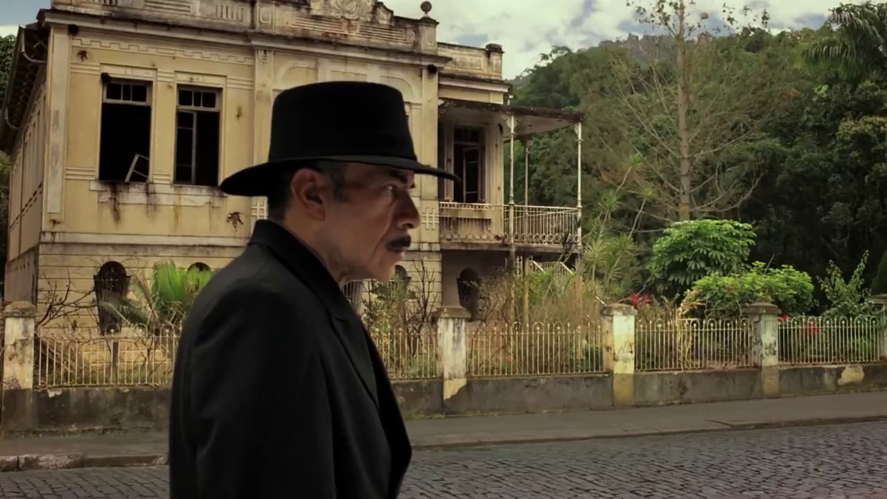 O MENINO NO ESPELHO