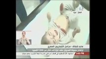 مراسل التلفزيون المصري في غزة يغلق السماعة في وجه المذيع بعد ان ردد اكاذيب ترددها العدو.