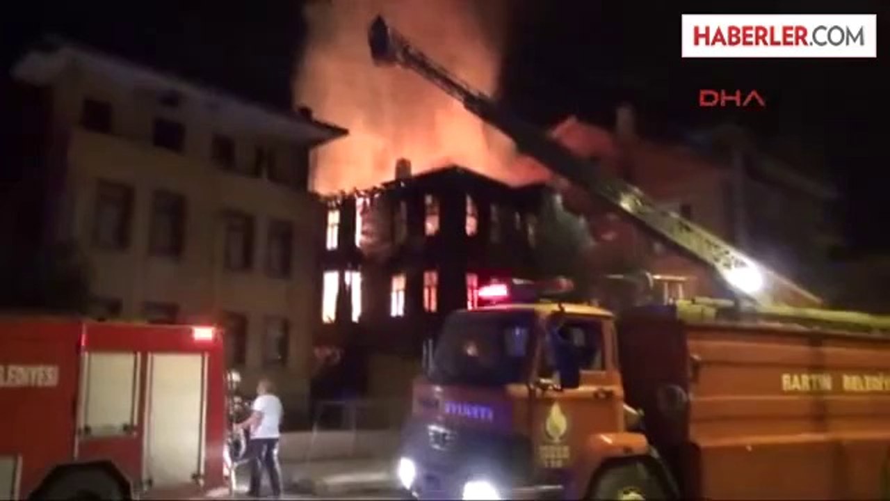 3 Katlı Tarihi Bina Kül Oldu