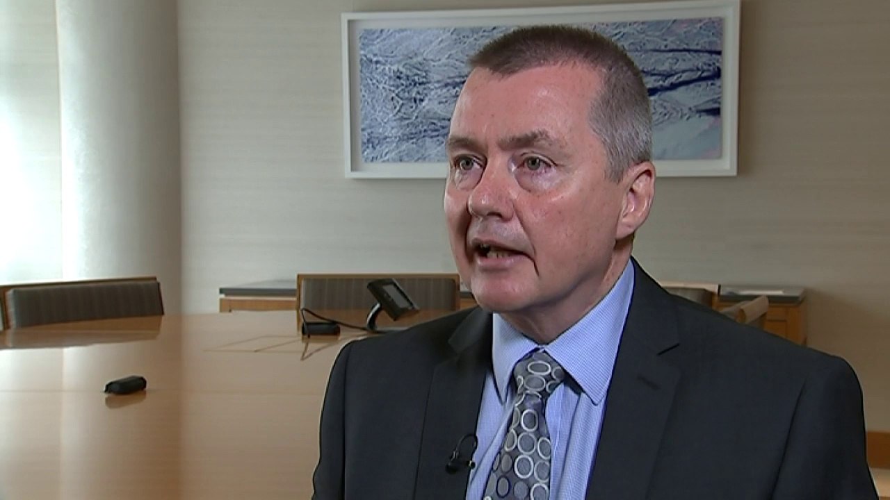 Willie Walsh apologises for Gatwick problems