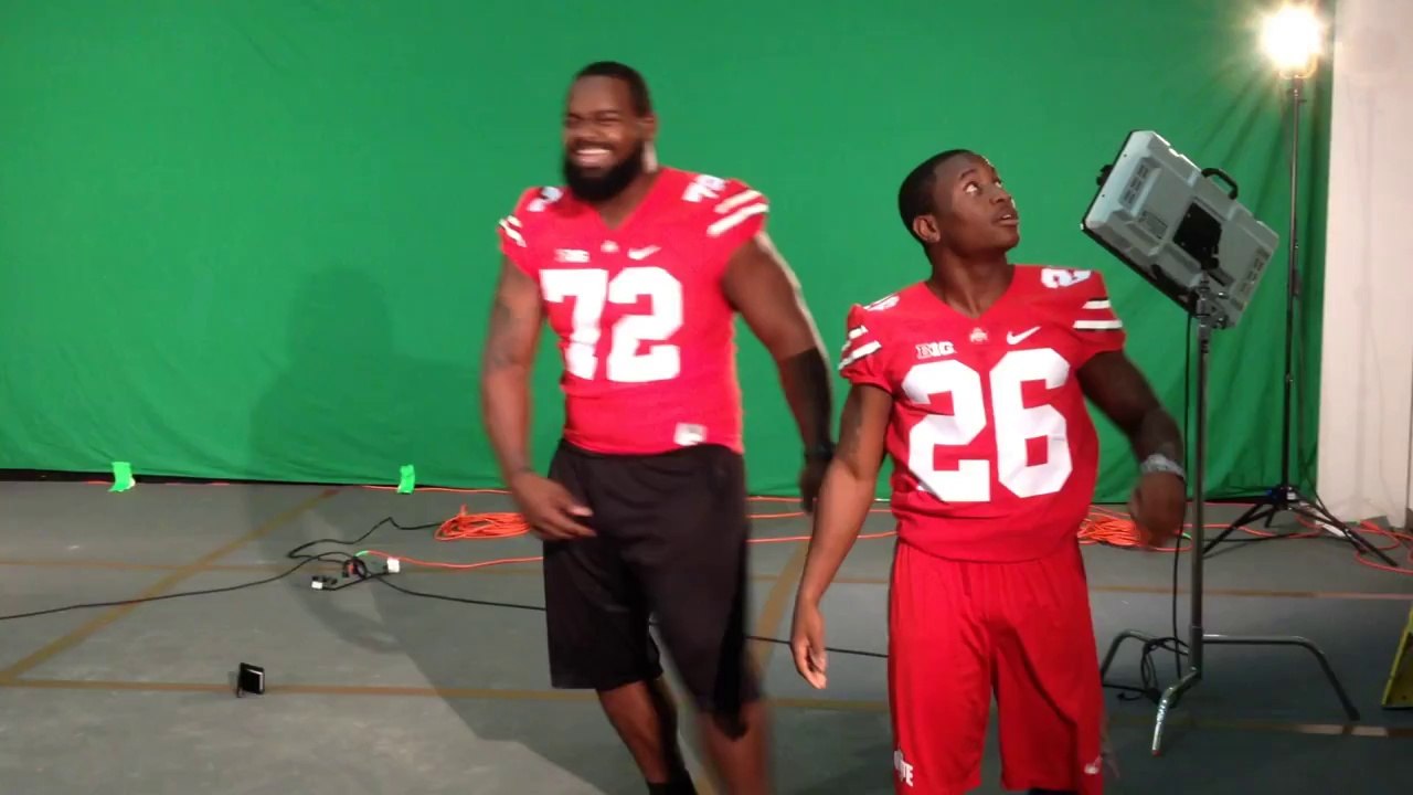 Le géant contre le plus petit : faire un chest bump raté mais marrant!