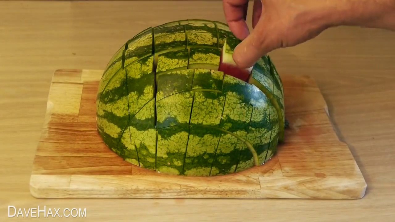 La manière la plus classe et cool de manger une pastèque!