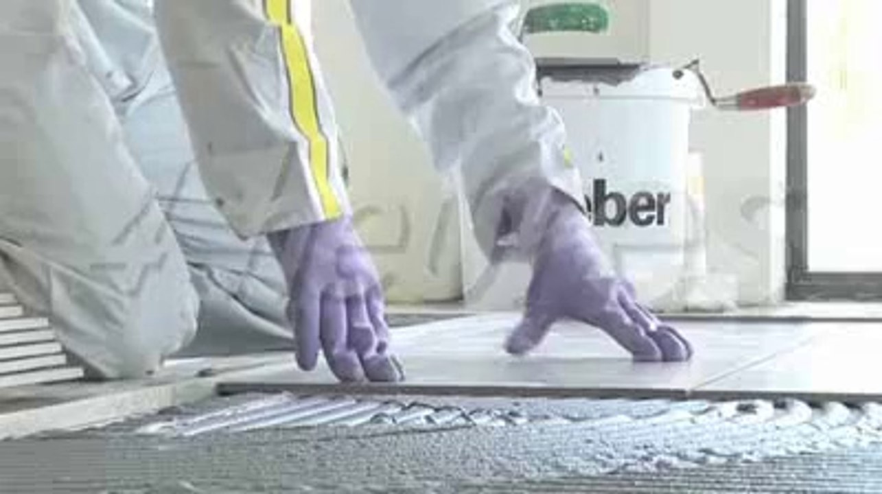 Comment appliquer un mortier colle sur chape anhydrite Weber (weber.col anhydrite²)