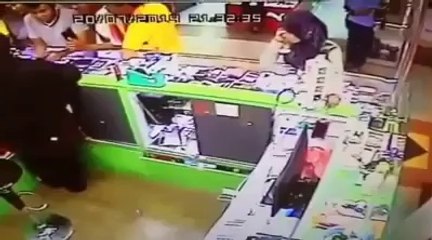 larki mobile chori krte howe