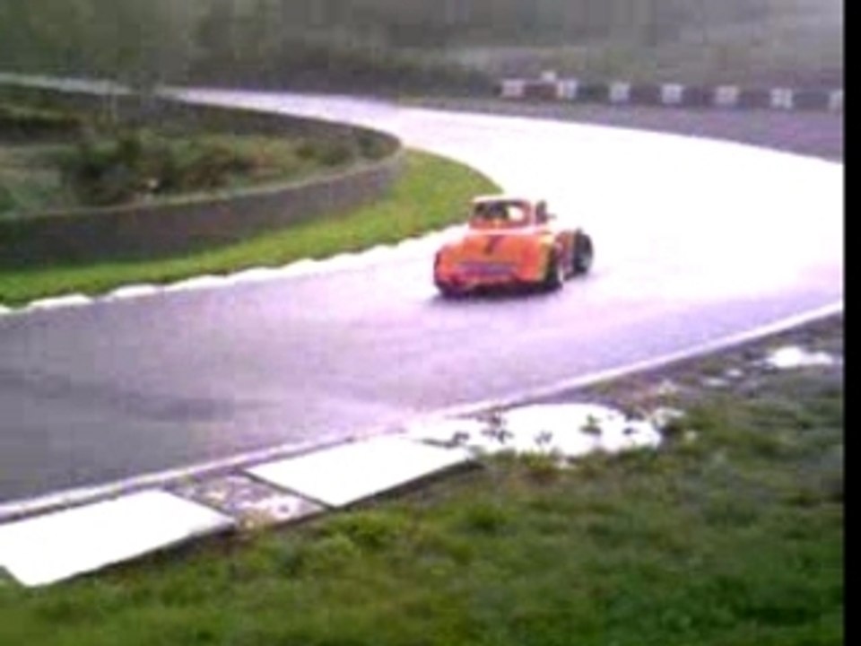 Saloon car sous la pluie a Charade