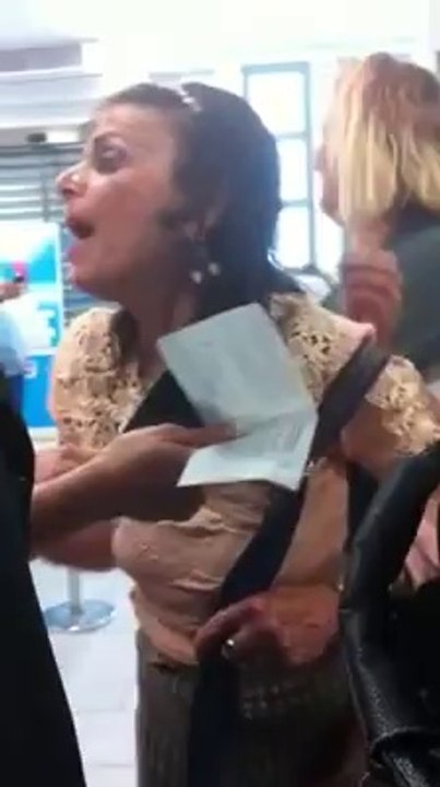 Une folle a la poste de Marseille