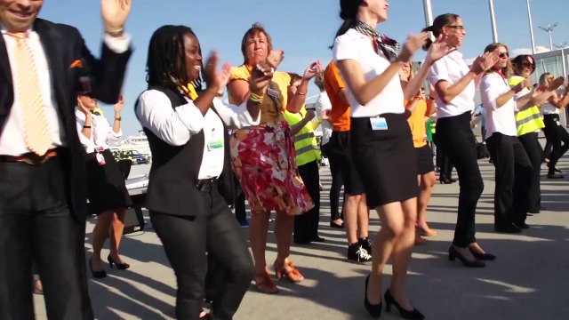 Le Aladdin pianiste : Stefan Aaron joue du piano sur un tapis volant