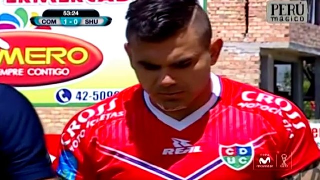 Si fa male alla testa, in campo con una cuffia da piscina...