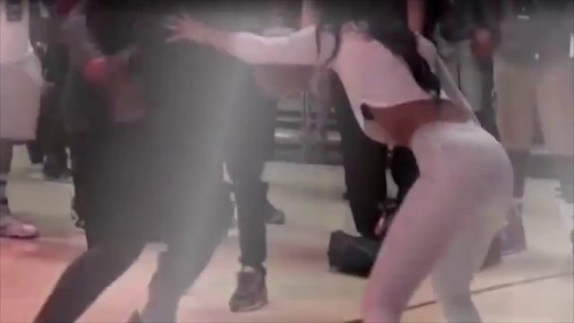 Cantora americana leva drible desconcertante e vira hit na Web