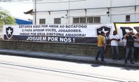 Torcedores do Botafogo levam faixa de apoio aos jogadores