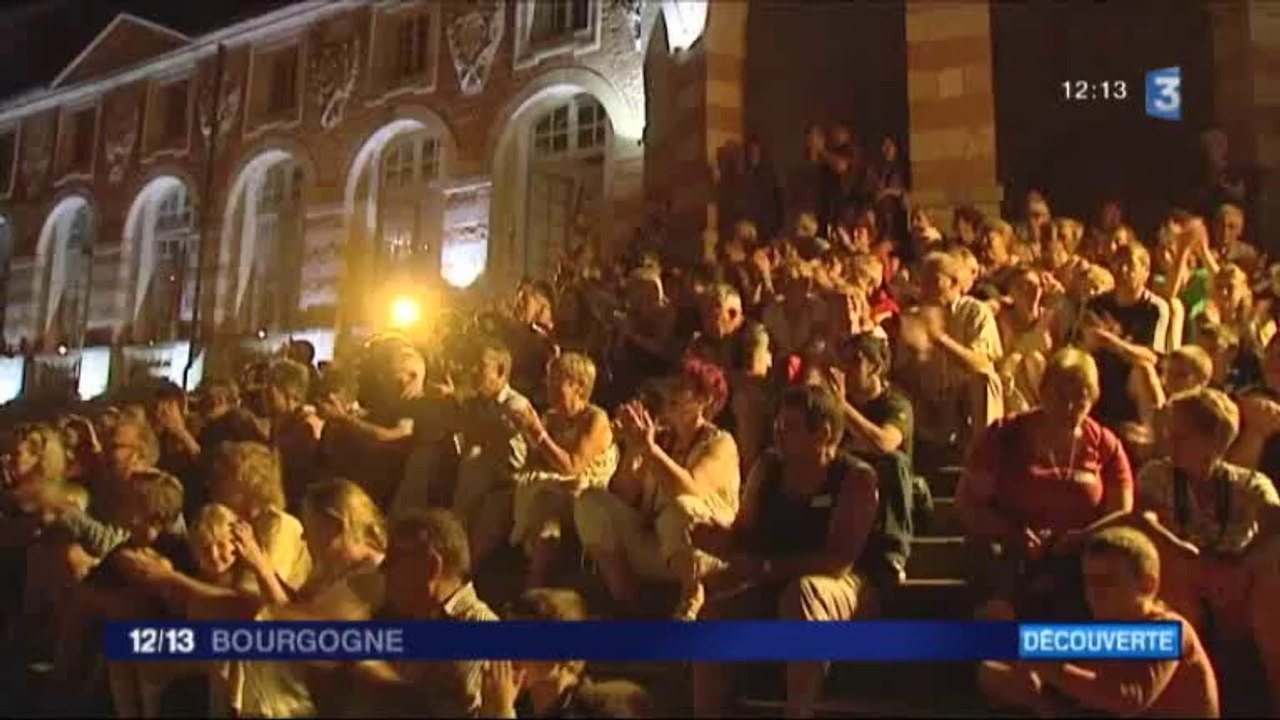 Visitez le château de Saint-Fargeau, dans l'Yonne, la nuit à la lueur d'une bougie !