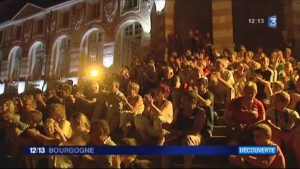 Visitez le château de Saint-Fargeau, dans l'Yonne, la nuit à la lueur d'une bougie !