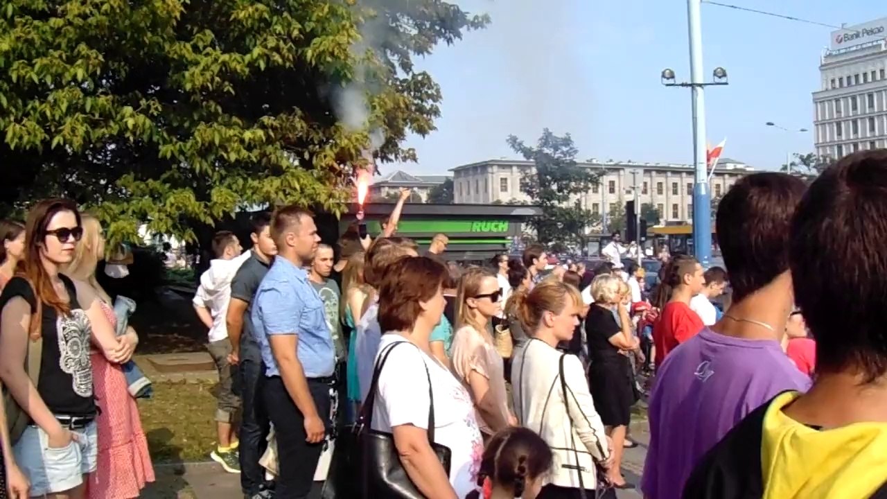 Rondo de Gaulle'a gdzie warszawiacy minutą ciszy oddają hołd uczestnikom powstańczego zrywu