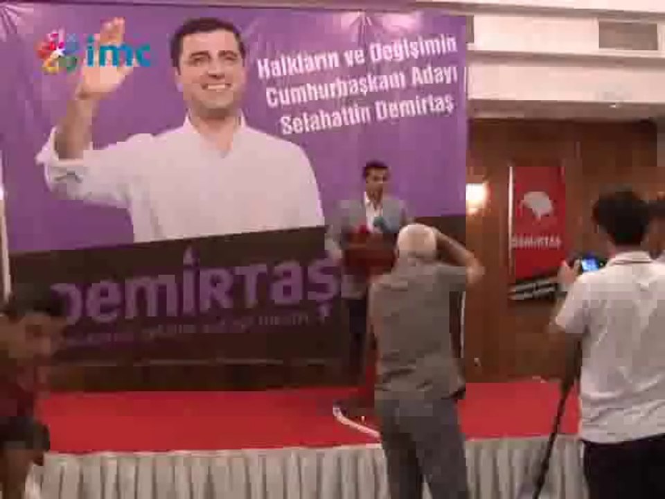 Demirtaş, rakipleriyle farkını oy pusulalarındaki fotoğrafları üzerinden anlattı