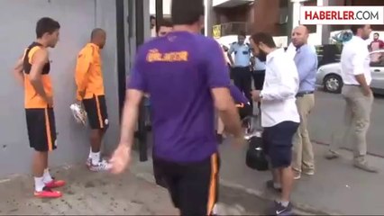 Galatasaray Foto Muhabiri Tesislerin Demir Kapısına Sıkıştı