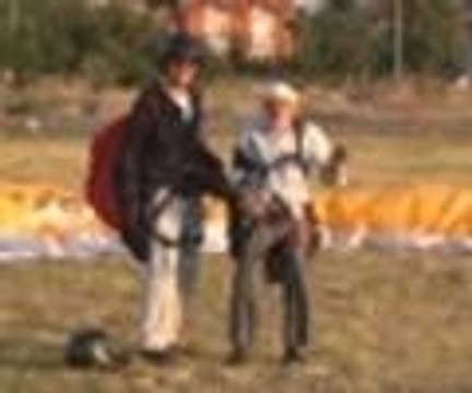 82 yaşında yamaç paraşütü yapıyor