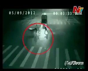 دکیھیں رکشے والے کو خدا نے کیسے بچا لیا