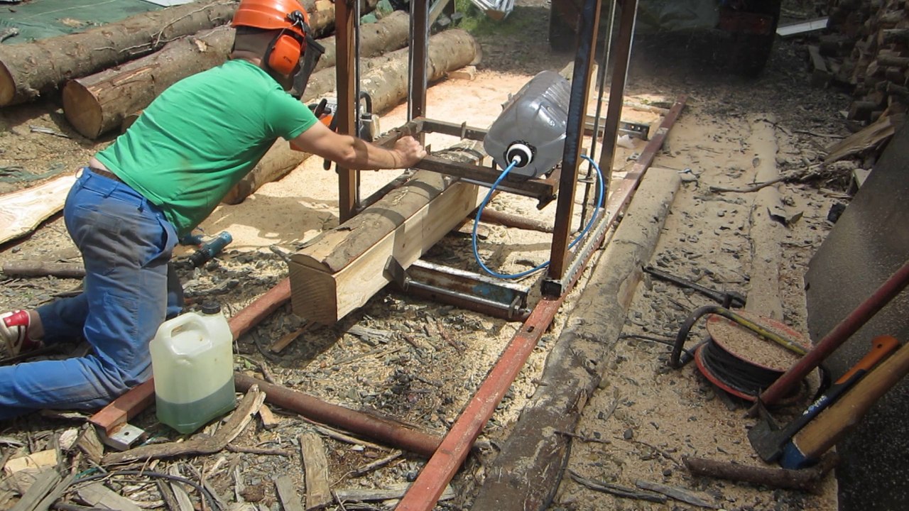 scierie artisanale à la tronçonneuse