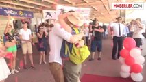 Rus sevgiliye havalimanında sürpriz evlenme teklifi -