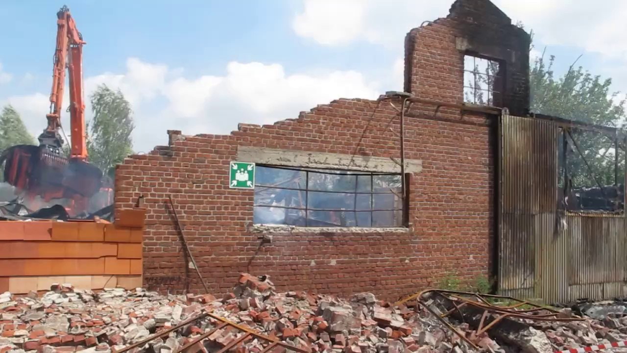 Un incendie détruit un dépôt de la CBI, à Arras, samedi 2 août 2014, au matin