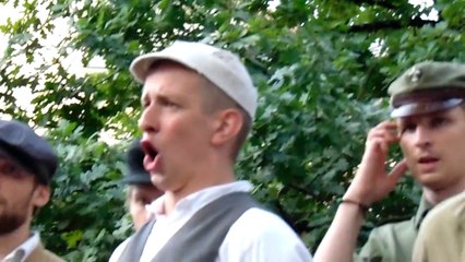 Pieśń "My, Pierwsza Brygada" na Skwerze Hoovera.