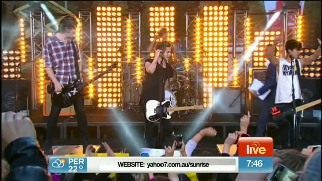 5 Seconds Of Summer - She Looks So Perfect (Sunrise May 15 2014)