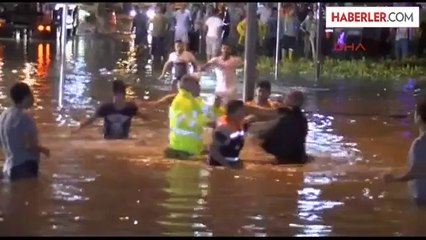 Aracı Mahsur Kalan Sürücü Belediye Görevlilerine Saldırdı