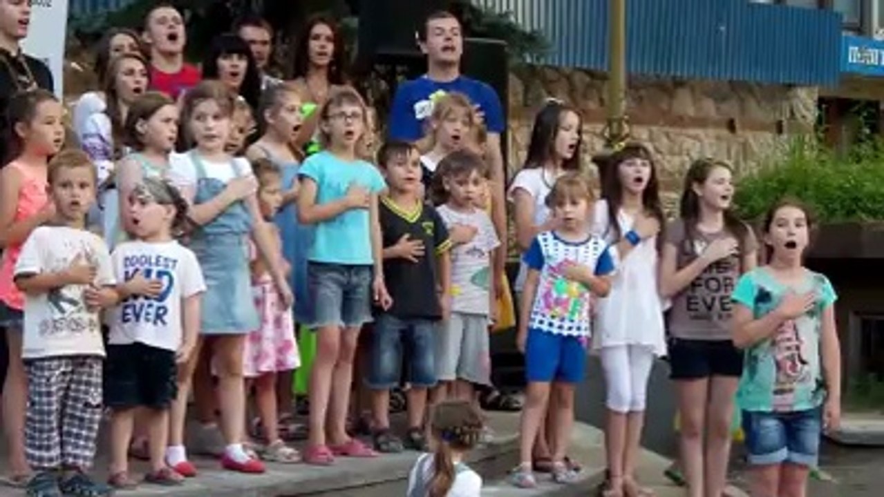 Des enfants brûlent une poupée de Poutine en Ukraine