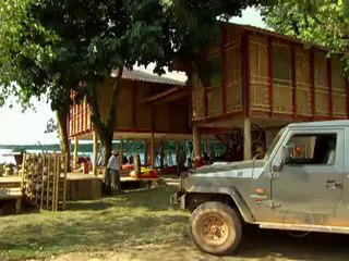 Amelia cuida dos machucados de Vitor