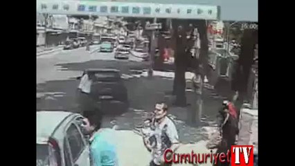 Feci kaza anı: İki kişiye çarptı biri parmaklıkta asılı kaldı