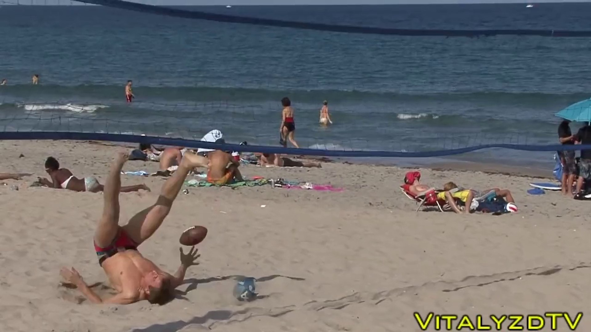 Spider Man Gets Knocked Out At The Beach Video Dailymotion