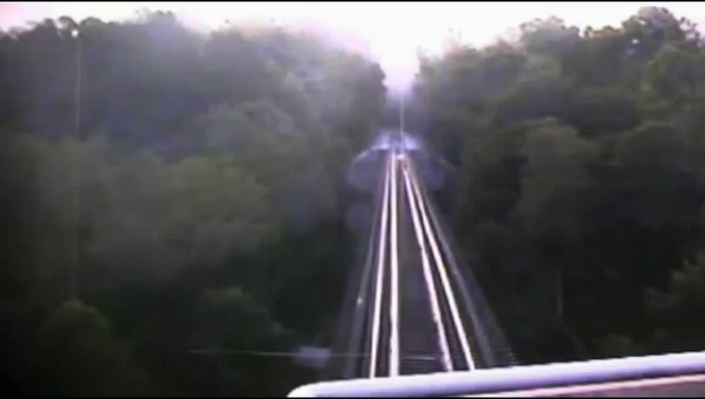 Un train passe sur 2 femmes coincées sur le rail...