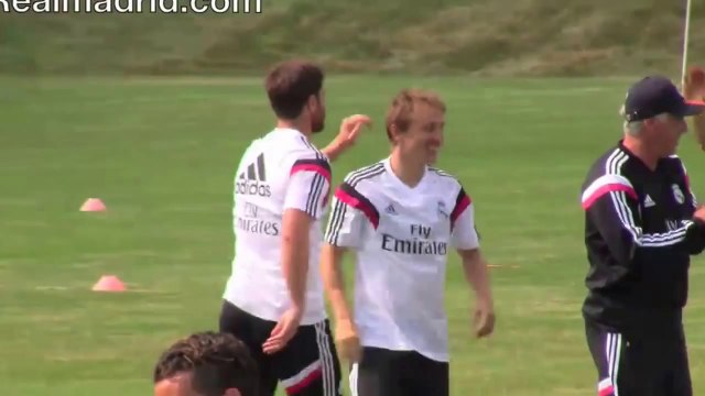 Les stars du REAL MADRID jouent au Football américain à l'entrainement!