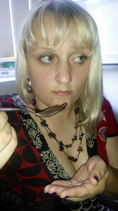 Aurélie mange un grillon