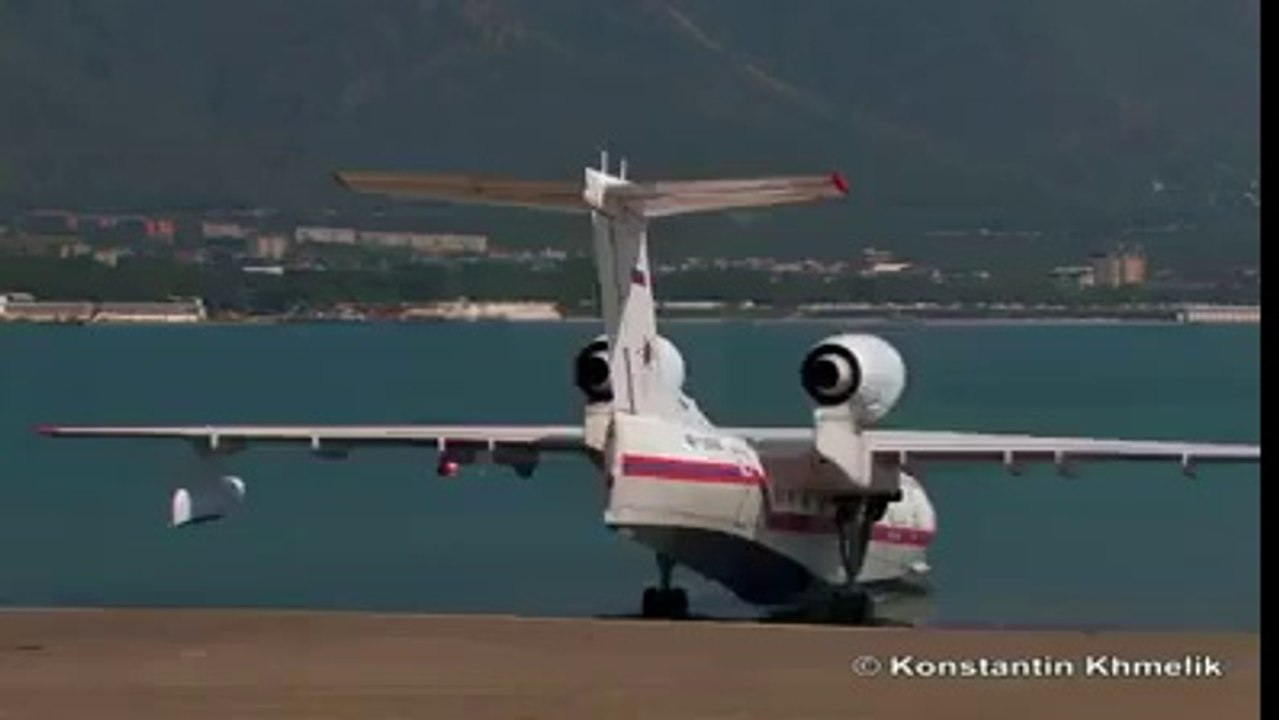 OMG! Plain is flying through water