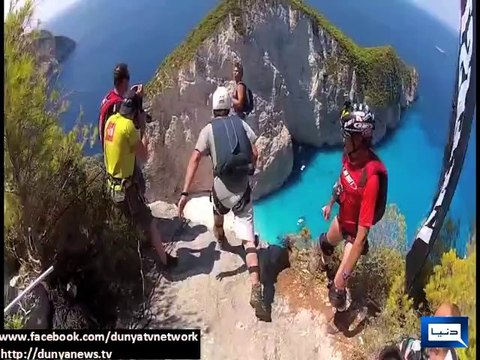 Dunya News-Youngsters hit upon unique idea to reach sea beach