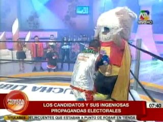 Políticos y su inusual manera de promocionar su campaña