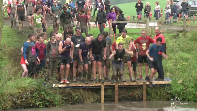 Angleterre: des milliers de coureurs dans la boue pour le Tough Mudder