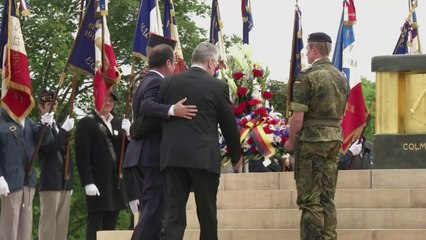 Centenaire 14-18: longue accolade entre Gauck et Hollande