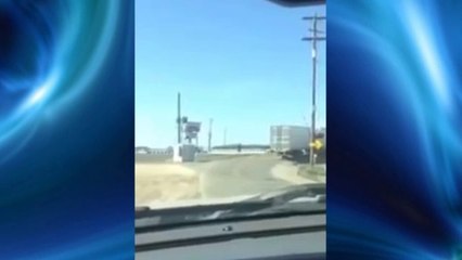 Trein rijdt vrachtwagen doormidden.