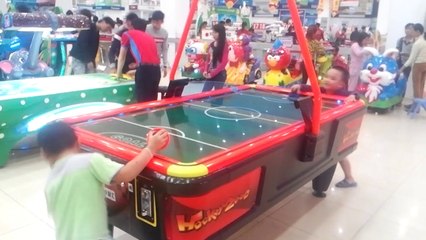 2 little boys play ping pong amazingly