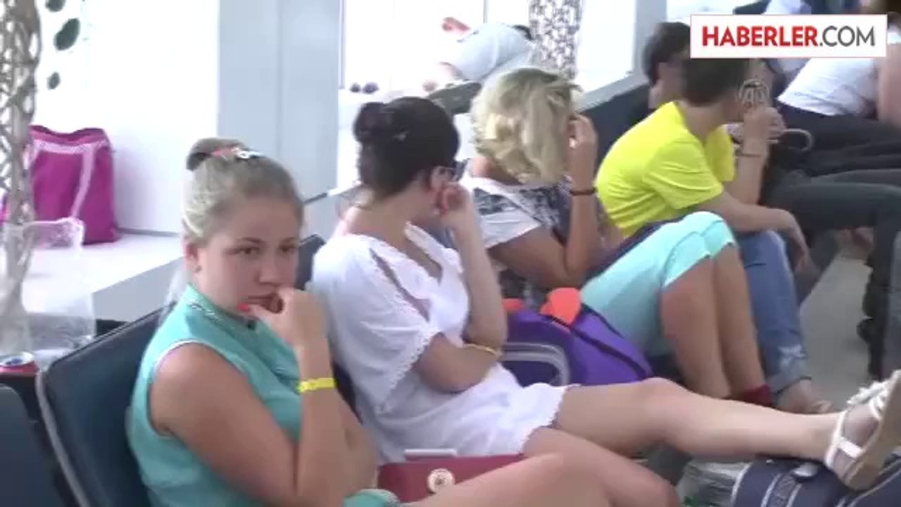 Rus turistler havalimanında mahsur kaldı -