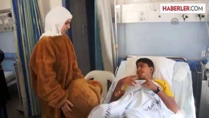 Gazzeli yaralı çocuklara, akranları moral verdi -