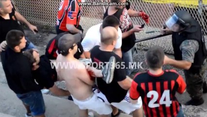 Un supporter de FOOTBALL se fait exploser la main avec une grenade fumigène de la police!