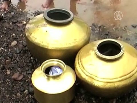 Дети добираются до школы, переплывая реку