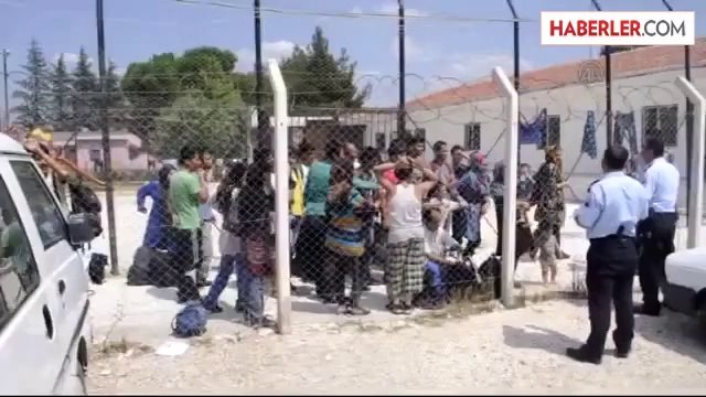 Botları su alan kaçakları, sahil güvenlik kurtardı -